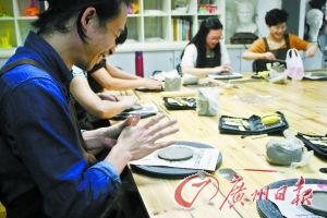 在陶艺班上兴致勃勃学艺的白领们